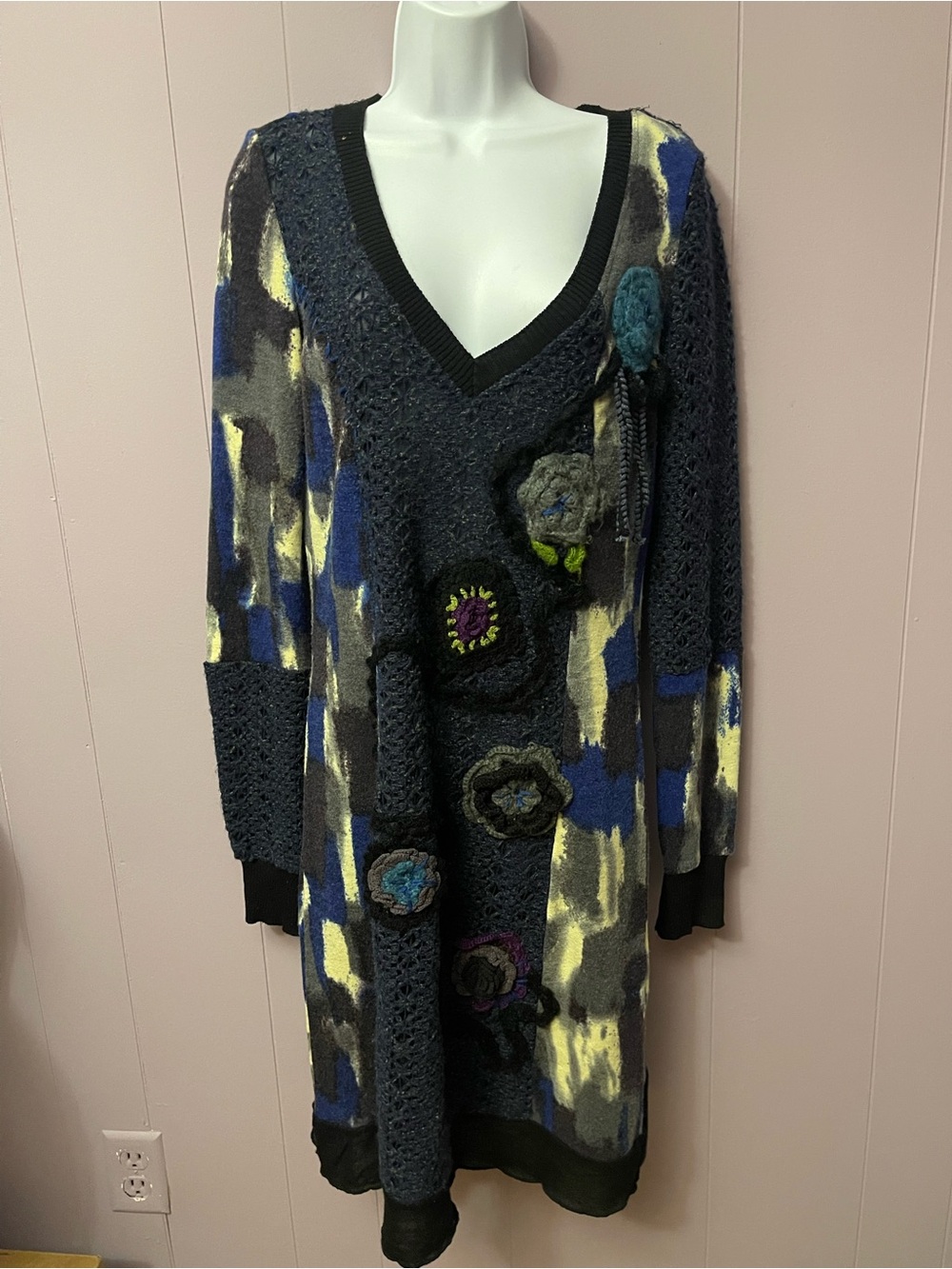 Long Sleeve V-Neck Floral Appliqué Knit Dress in Blue, Black and Cream